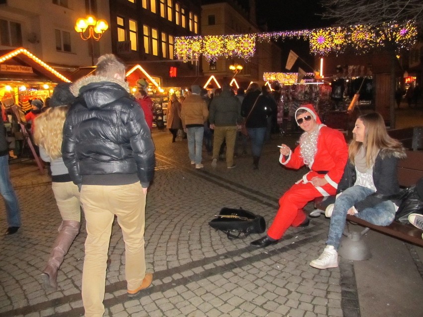 Wrocław: Tłumy na Jarmarku Bożonarodzeniowym. W galeriach nie ma wielkich kolejek