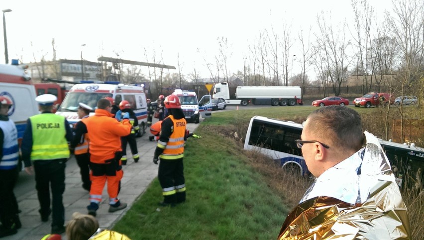 Kraków. Autobus MPK wpadł do rowu 