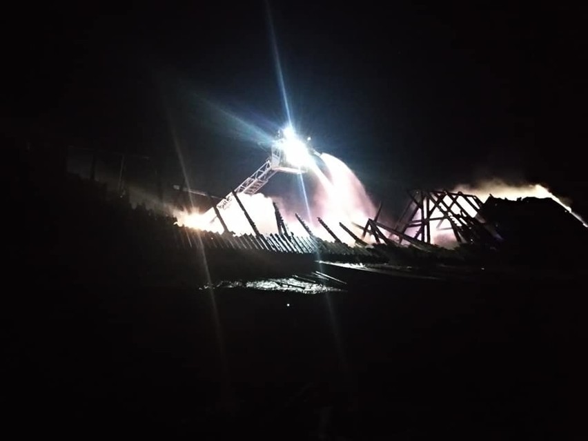 Pożar w Cetuniu w koło Polanowa. Płonął budynek gospodarczy. Pożar gasiło 11 jednostek straży pożarnej [zdjęcia]