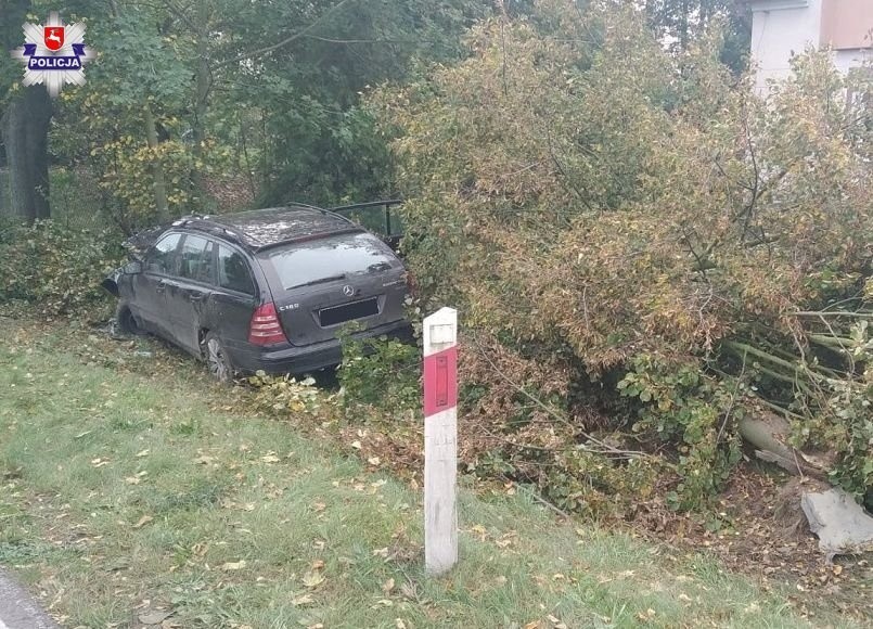 Groźny wypadek w Ossówce. Straciła panowanie nad samochodem i uderzyła w ogrodzenie, a następnie w drzewo. W samochodzie była trójka dzieci