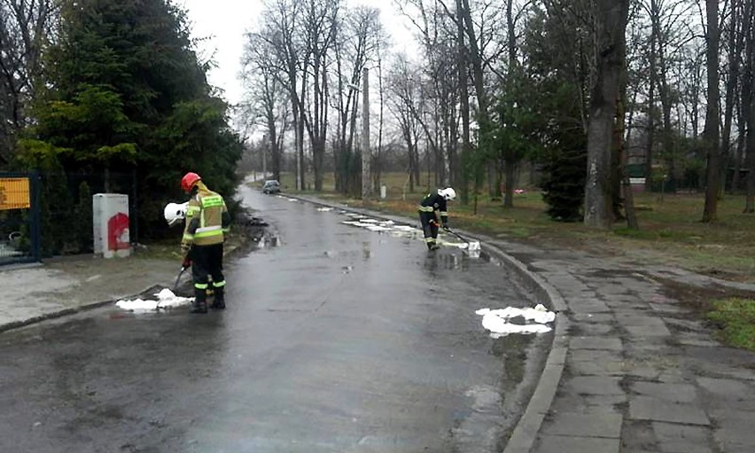 Szejkanat Nowy Sącz. Strażacy pięć godzin usuwali olej z nawierzchni ulic