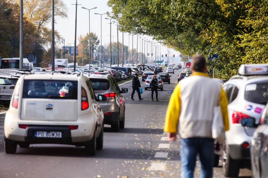 Tłumy na poznańskich cmentarzach. Na odwiedzających groby...