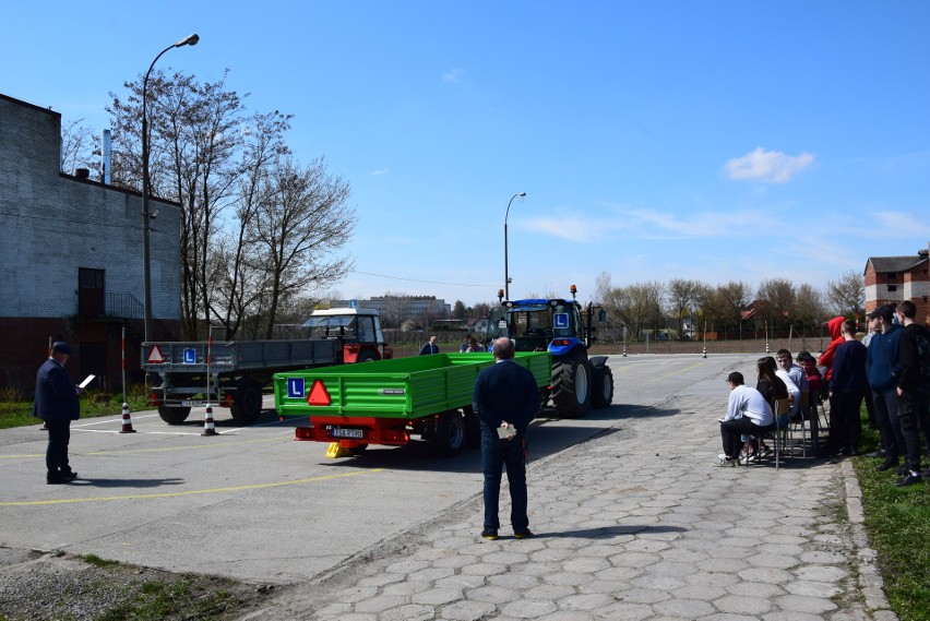 W Sandomierzu młodzież usiadła do ciągników  i pokazała, jak bezpiecznie jeździć. Kto był najlepszy? Zobaczcie zdjęcia  