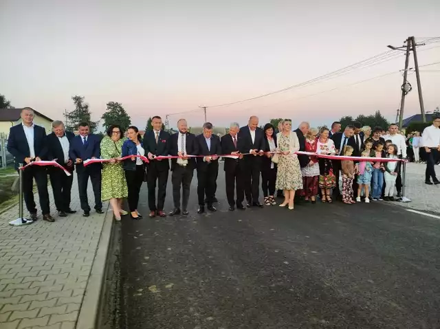 W Starej Błotnicy przecięto wstęgę i uroczyście otwarto przebudowany odcinek drogi relacji Stara Błotnica - Kadłubska Wola - Młodynie Górne w gminie Radzanów.