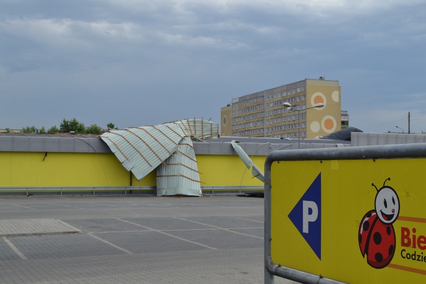 Wiatr zerwał dach marketu w Rybniku ZDJĘCIA 