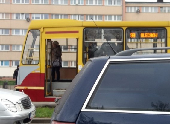 Bójka w tramwaju przy al. Piłsudskiego. Pasażer zaatakował kanarów [FILM, zdjęcia]