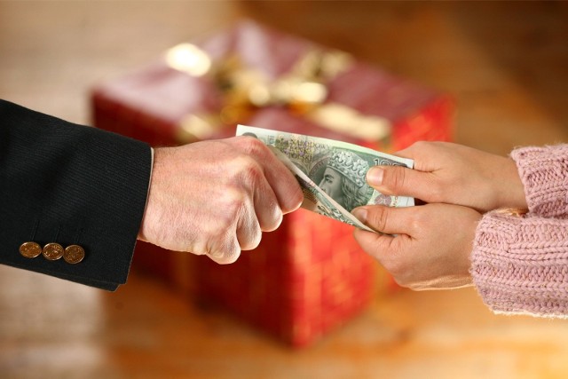 Wiele prywatnych firm w ramach świątecznych premii decyduje się na formę wypłat gotówkowych. Kwoty uzależnione są od dochodów w danej rodzinie. To świadczenia zwykle od 200 do 1500 złotych.