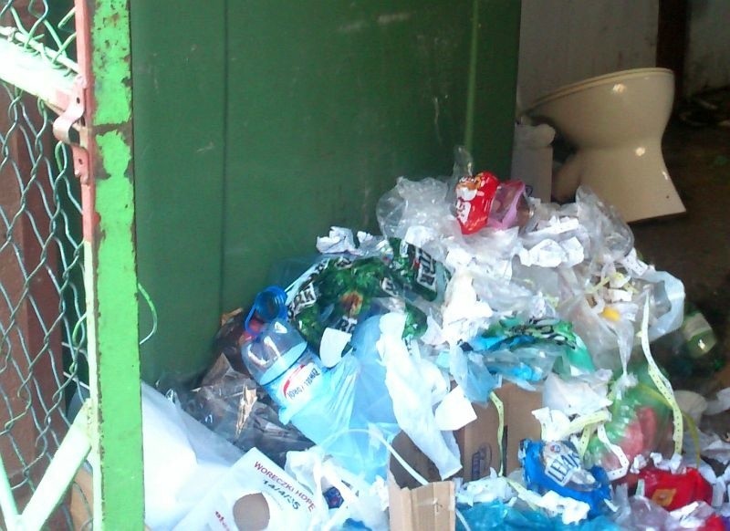 Rewolucja śmieciowa na Nowym Mieście. Tworzą się wysypiska (zdjęcia)