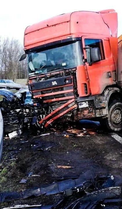 Czerwonka. Wypadek na DK 8. Ciężarowa skania zderzyła się z volkswagenem passatem. Dwie osoby ranne [ZDJĘCIA]