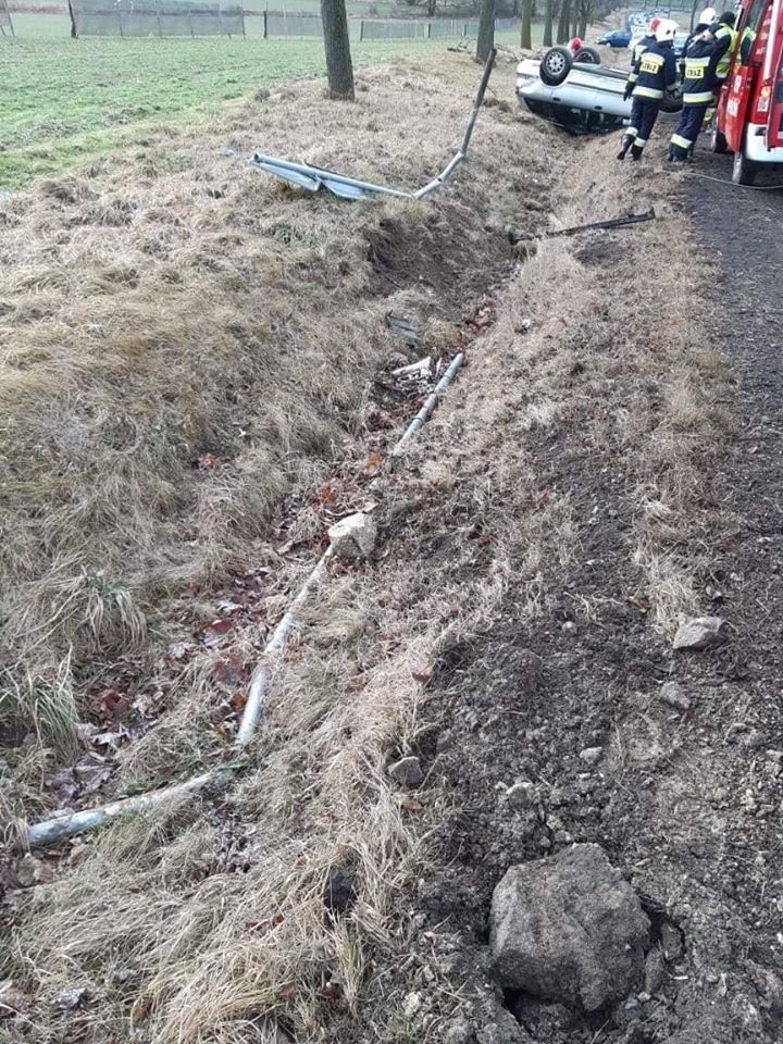 Samochód wypadł z drogi i koziołkował. Dwie osoby ranne