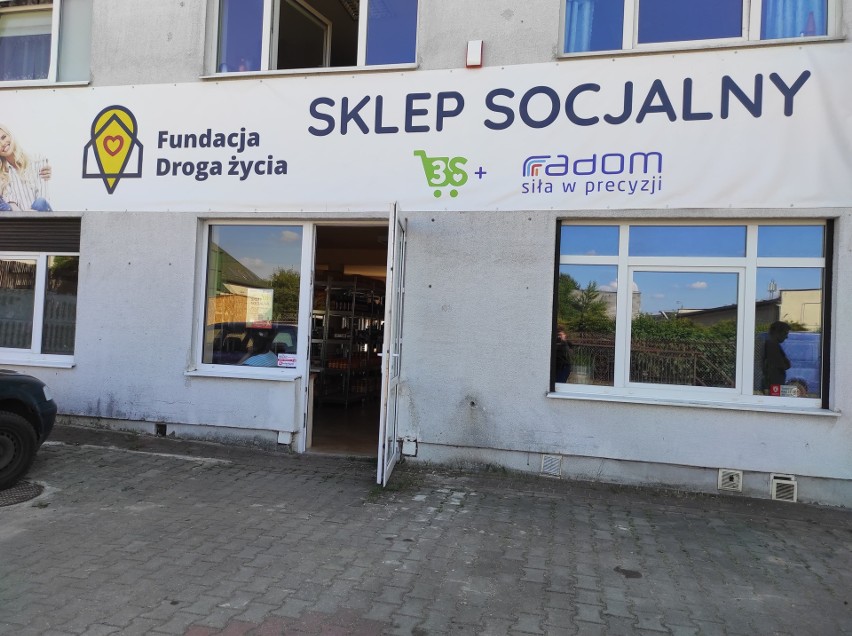 Sklep socjalny w Radomiu już nie tylko dla korzystających z pomocy społecznej. Na zakupy zaprasza też seniorów i niepełnosprawnych