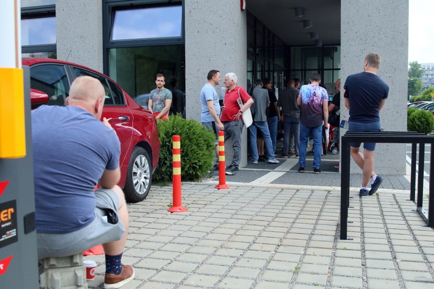 Ogromne kolejki do Wydziału Komunikacji w Lublinie. „Stoi nawet 100 osób” 