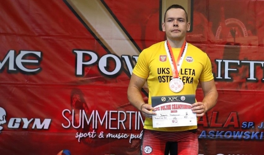 Jakub Borkowski - zawodnik i trener UKS Atleta Ostrołęka zdobył medal Międzynarodowych Mistrzostw Polski federacji XPC w trójboju siłowym