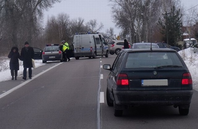 Ruch w kierunku Goworowa jest całkowicie zablokowany. Przygotowano objazdy przez Czarnowiec.