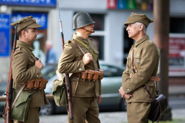 O 9.00 rozpoczęła się inscenizacja pierwszego dnia wojny, którą przygotowała Grupa Rekonstrukcji Historycznych (GRH) GRZMOT z Klubu Wojskowego 7. BOW. Inscenizatorzy ustawili dwa posterunki kontrolne i punkt informacyjno-mobilizacyjny.Pierwszy z posterunków wojskowych stanął na chodniku przy ulicy Deotymy. Posterunek składa się z worków z piaskiem, drewnianej zapory, rekonstruktorów GRH w replikach umundurowania i wyposażenia żołnierzy WP z okresu II RP. Drugi posterunek ulokuje się na chodniku przy ulicy Tuwima. Będzie on wyglądał identycznie jak pierwszy. Punkt informacyjno – mobilizacyjny będzie przy głównym wejściu do ratusza.Dodatkowo rekonstruktorzy wywieszą w okolicach ratusza repliki oryginalnych plakatów z 1939 rok informujących o wybuchu wojny i wzywających do mobilizacji. Na placu zostanie ustawiona wojskowa rozgłośnia na samochodzie terenowym, która cyklicznie będzie prezentować przemówienie prezydenta II RP Ignacego Mościckiego, utwory fortepianowe Władysława Szpilmana (bohatera filmu Romana polańskiego „Pianista”) , pieśni patriotyczno–wojskowe.– W ten sposób chcemy zaprezentować mieszkańcom Słupska atmosferę pierwszego dania wojny we wrześniu 1939 r., w hipotetycznym mieście oddalonym od frontu – mówi Andrzej Liberek, dowódca GRH „Grzmot”.ZOBACZ TAKŻE: Inscenizacja wybuchu Powstania Warszawskiego