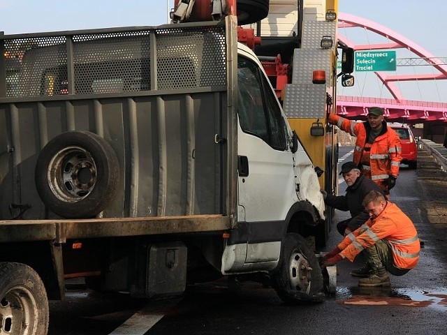 Bus przewożący butle z gazem wywrócił się w rejonie obwodnicy Międzyrzecza.