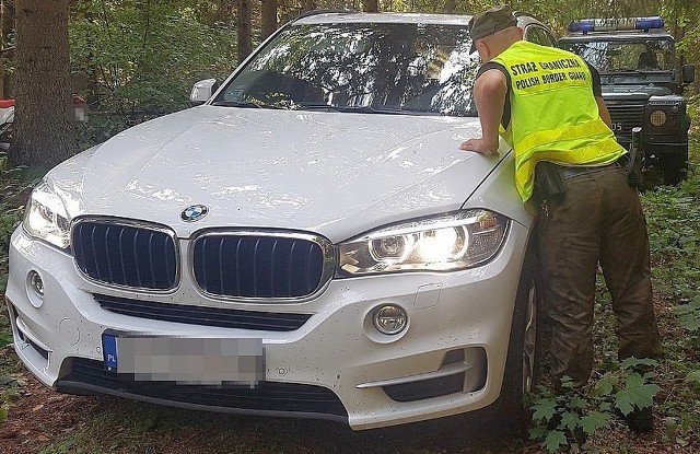 Podlascy strażnicy graniczni zatrzymali skradzione w Białymstoku BMW X5 zanim jego właściciel dowiedział się o kradzieży