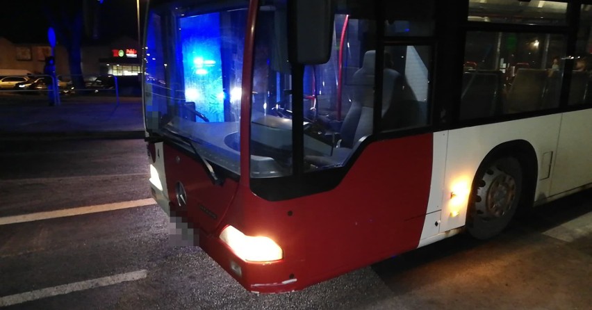 W Słupsku autobus potrącił przechodnia. Kierowca nie zatrzymał się przed pasami