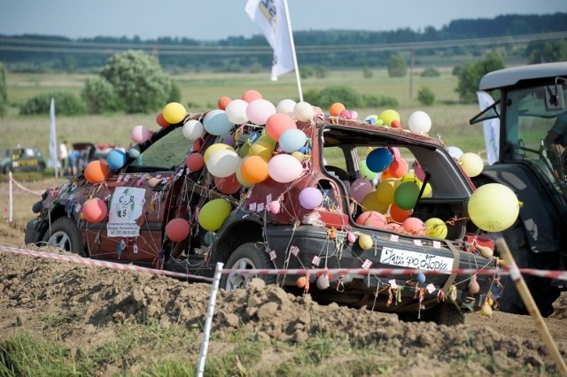 Można było ścigać się wrakami i brać udział w różnych zabawnych konkursach. Była bitwa o najlepiej wystylizowane auto.