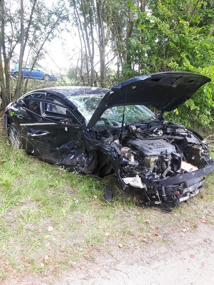 Zderzenie dwóch samochodów w Łomazach. Jedna osoba ranna w szpitalu