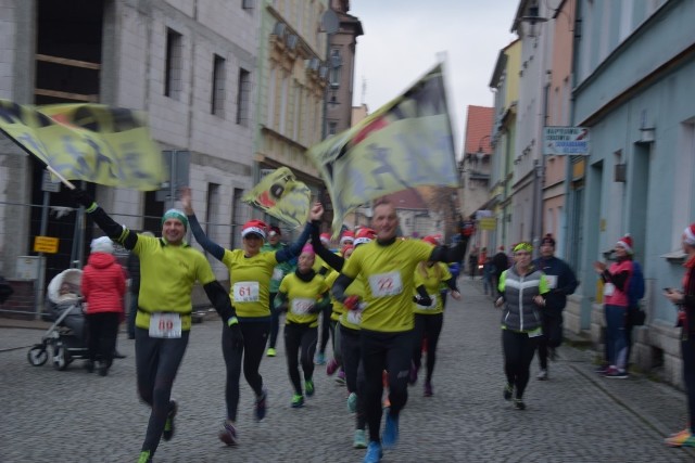 Wigilijny Bieg Charytatywny dla Lenki Kubów zorganizowany przez Klub Mam, Nowosolską Grupę Biegową i MOSiR, zgromadził na starcie pond 300 biegaczek i biegaczy. Wśród uczestników można było zauważyć także prezydenta Nowej Soli, Wadima Tyszkiewicza. Trasę 5200 m najszybciej pokonał Fabian Sternik z Nowej Soli, a u kobiet Ola Chruściel. – Biegliśmy w szczytnym celu i to się liczy – powiedział na mecie zwycięzca. Zresztą wszyscy uczestnicy byli zwycięzcami, a dochód z imprezy zasili konto na leczenie Lenki Kubów z Nowej Soli.Czytaj też: Gala Makowskiego po raz trzynasty [ZDJĘCIA, WIDEO]Zobacz nasz magazyn informacyjny: