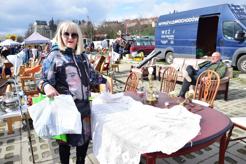 Mnóstwo ludzi na giełdzie w Sandomierzu w sobotę 1 kwietnia. Trwa szał zakupów przed Wielkanocą. Zobacz zdjęcia