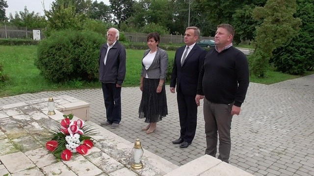 Wieńce złożyli: od lewej: radny Jerzy Chrzanowski, kierownik referatu Edukacji, Kultury i Sportu Emilia Romanowska, wójt Piotr Leśnowolski, i radny Krzysztof Karcz.