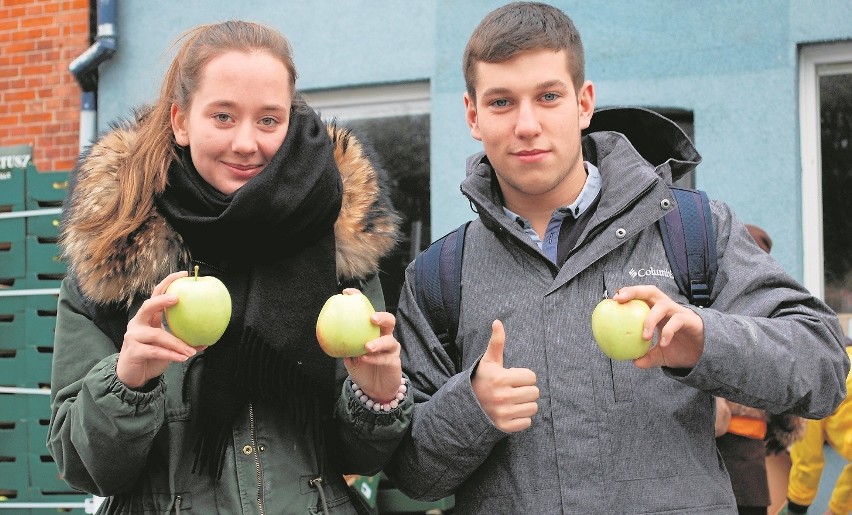 Akcja rozdawania jabłek na rynku w Pucku