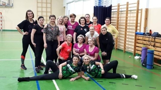 W czwartkowy wieczór w sali sportowej w Szkole Podstawowej w Miedzierzy odbył się maraton Zumba Fitness. Uczestnicy zajęć wrzucili do puszek wolontariuszy Wielkiej Orkiestry Świątecznej Pomocy dowolny. Zajęcia przeprowadziły Agata Sikorska i Ania Iwona Półtorak z Klubu Adrenalina Kielce