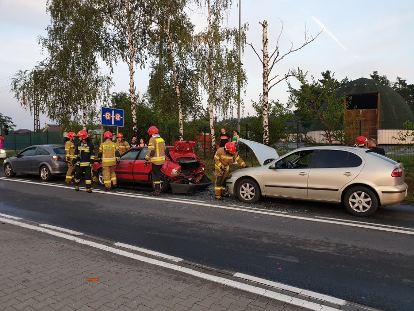 Wypadek na DW 266 w Odolionie. Zderzyły się trzy pojazdy.