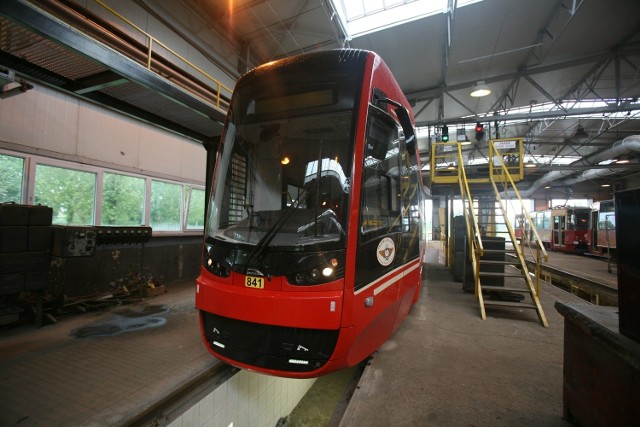 Tramwaje Śląskie testują nowe Twisty w Będzinie. Po zajezdni oprowadza nas motorniczy Piotr Galas