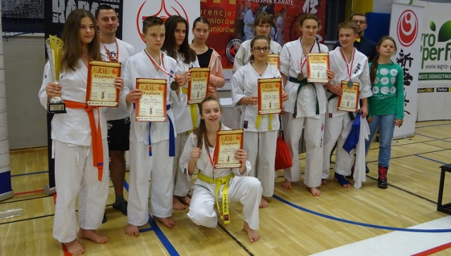 Zawodnicy Koneckiego Klubu Karate Kyokushin po udanym starcie w Toruniu. 
