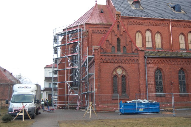 Choć pogoda ostatnio w kratkę prace remontowe na dachy kościoła św. Stanisława w Nakle trwają w najlepsze