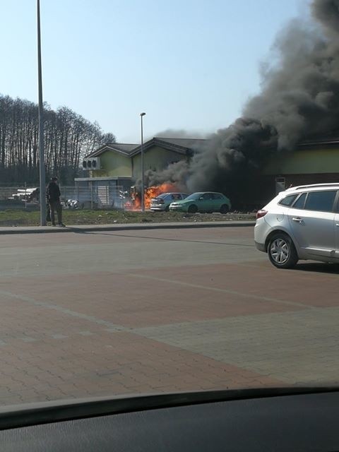 Białystok. Pożar Biedronki przy ul. Zabłudowskiej. Od płonącego kontenera zapaliła się elewacja. Ewakuowano pracowników [ZDJĘCIA]