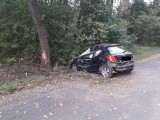 W Grochowem samochód zjechał z drogi i uderzył w drzewo, kierowca zmarł w wyniku doznanych rozległych obrażeń
