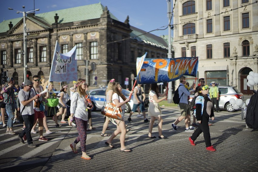 Studenci przejęli władzę w mieście. Zabawa trwa