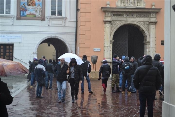 Częstochowa: Piłkarscy kibice opanowali jasnogórski szczyt. To już ich siódma pielgrzymka [ZDJĘCIA]