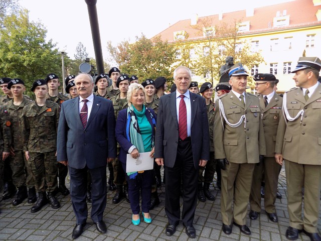 Poseł Stefan Niesiołowski (z prawej) Jadwiga Gargula, dyrektorka Zespołu Szkół Tekstylno-Handlowych - z klasami wojskowymi oraz Andrzej Wasilewski, dyrektor departamentu wojskowych kadr.