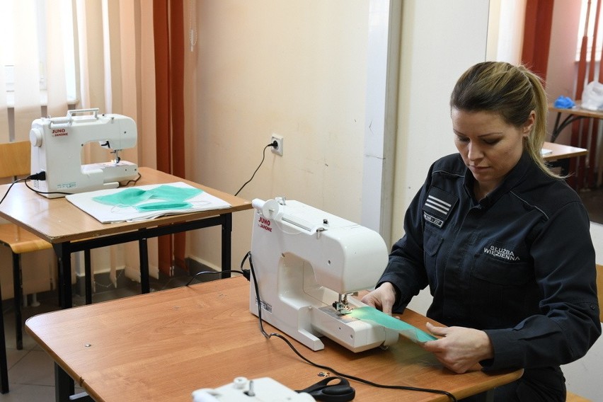 Podlascy więźniowie szyją maseczki ochronne dla lokalnych szpitali (zdjęcia)