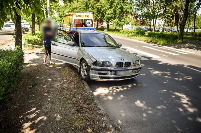 Do wypadku doszło na pasach przy ul. Grunwaldzkiej w Lesznie. Kierowca BMW stracił panowanie nad samochodem i zjechał na chodnik przy przejściu dla pieszych. Stojąca tam kobieta została uderzona przez samochód i upadła.