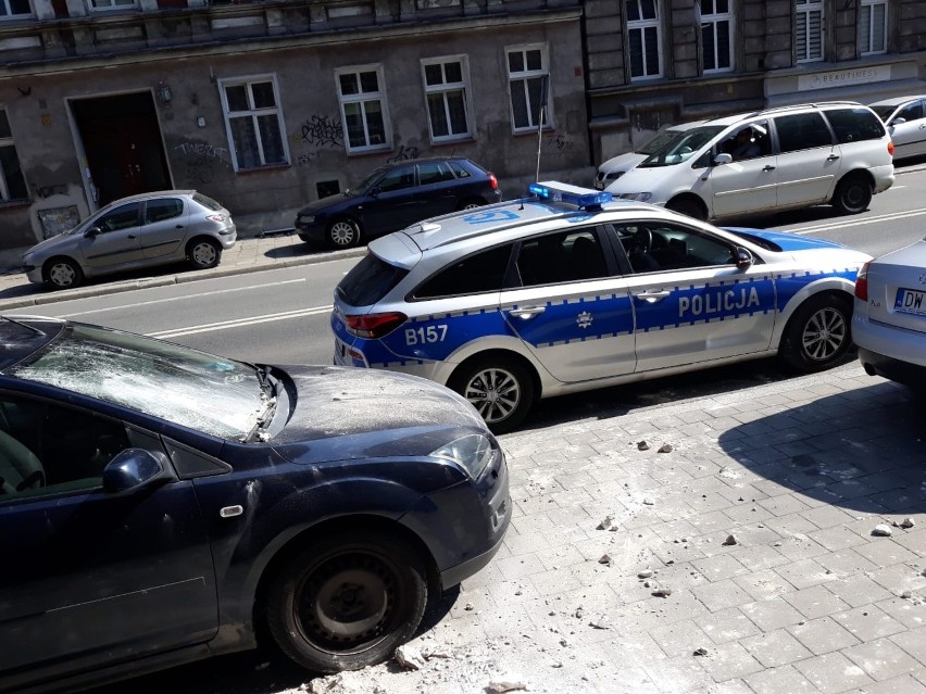 Wrocław: Tynk ze ściany budynku spadł na chodnik i auto (ZDJĘCIA)