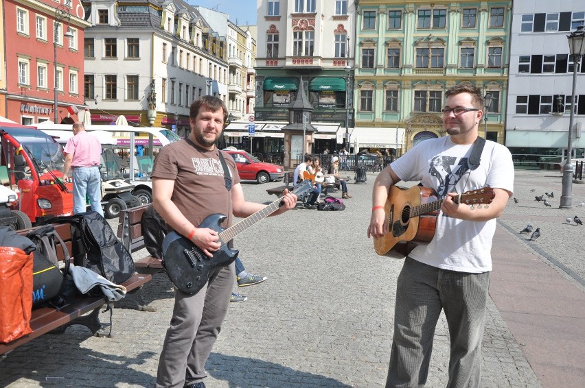 Wrocław: Gitarowy Rekord Guinnessa pobity! O ponad 70 gitar (ZDJĘCIA)