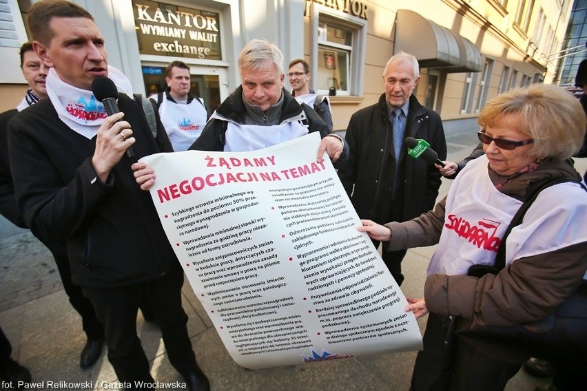 Wrocław: Solidarność okupowała siedzibę PO. Interweniowała policja (FILMY, NOWE ZDJĘCIA)