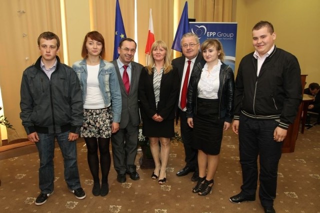 Poseł do Parlamentu Europejskiego, Czesław Siekierski, z uczniami z Zespołu Szkół Centrum Kształcenia Rolniczego w Sichowie Dużym.
