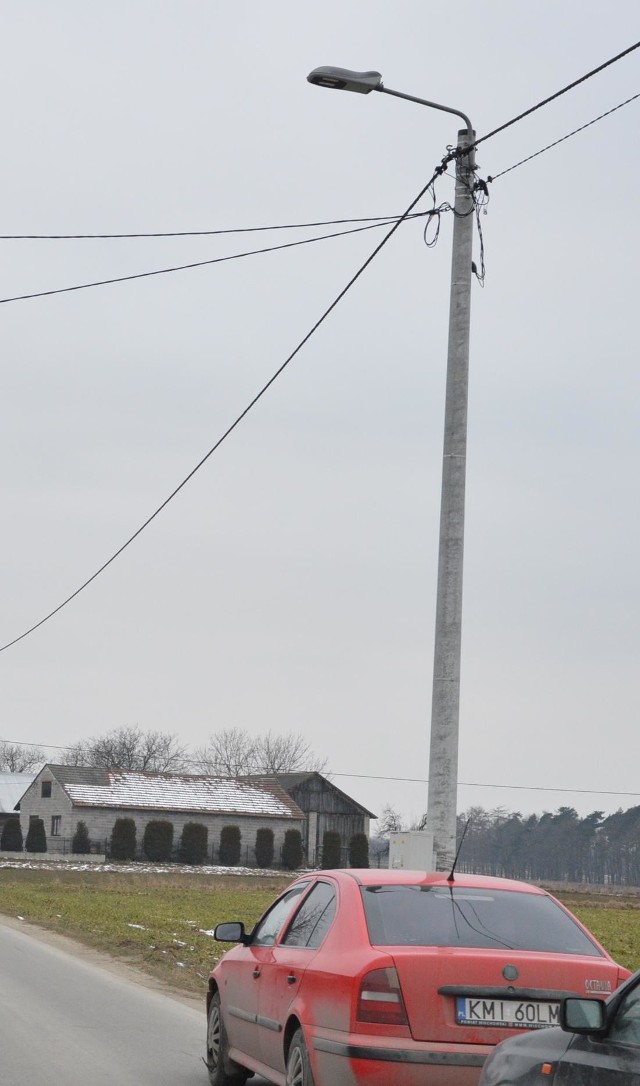 Jedna z lamp w Przesławicach, które ciągle nie świecą.