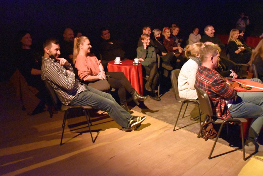 Ale oni pogrywają z publicznością! Szalone Bryganda Impro Show na Małej Scenie Stargardzkiego Centrum Kultury. ZDJĘCIA, RELACJE LIVE