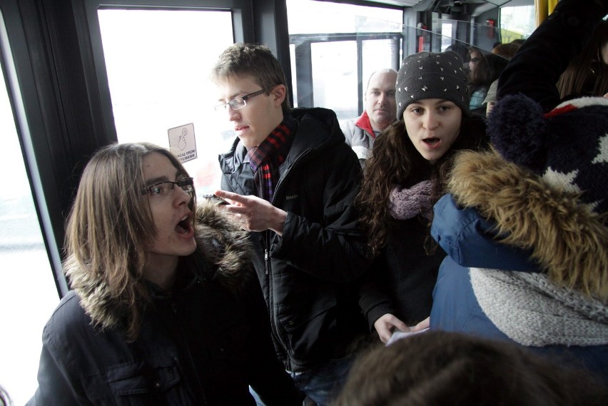 Uczniowie Zamoya śpiewali w miejskich autobusach.
