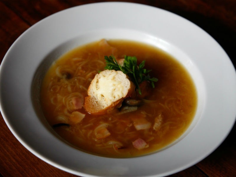 Zupa cebulowa z boczkiem i grzankami