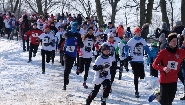 Za nami tegoroczna edycja imprezy „Tropem Wilczym. Bieg Pamięci Żołnierzy Wyklętych”. Wydarzenie zorganizowano w ponad 280 miastach. „Tropem Wilczym” pobiegło ok. 70 tys. osób.W Przemyśl wydarzenie zgromadziło 400 biegaczy. Najpierw wystartował bieg na 1963 m (odwołanie do roku w którym zginął ostatni Żołnierz Wyklęty, Józef Franczak ps. Lalek), a chwilę potem ruszył bieg na dystansie 6 km.