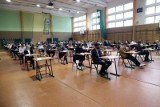 Matura i egzamin ósmoklasisty w maseczkach czy bez? Centralna Komisja Egzaminacyjna podała wytyczne dotyczące przeprowadzania egzaminów 